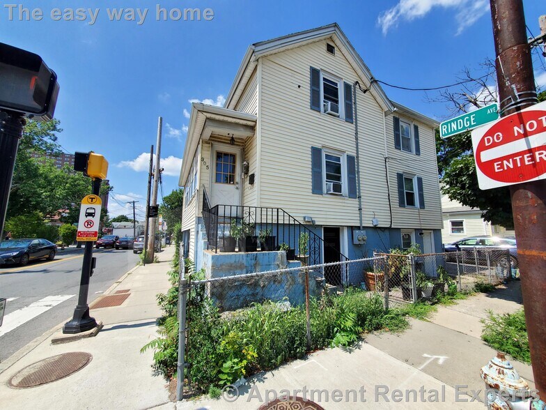Building Photo - 305 Rindge Ave