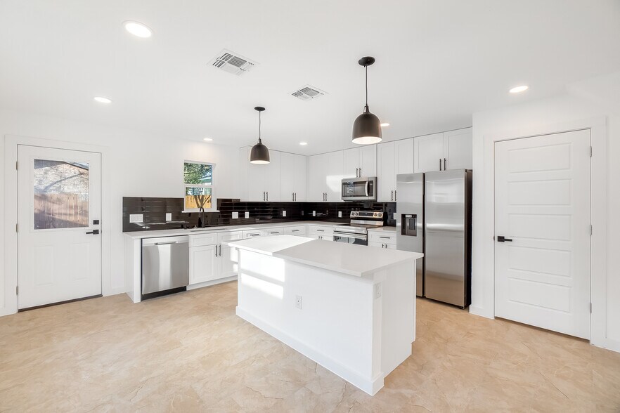 Kitchen - 115 Alabama St