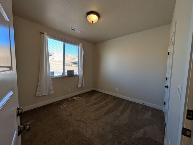 Building Photo - 951 N Main St