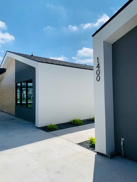 Building Photo - 1400 Hibiscus Ave