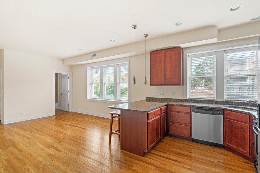 Building Photo - 1432 N Maplewood Ave