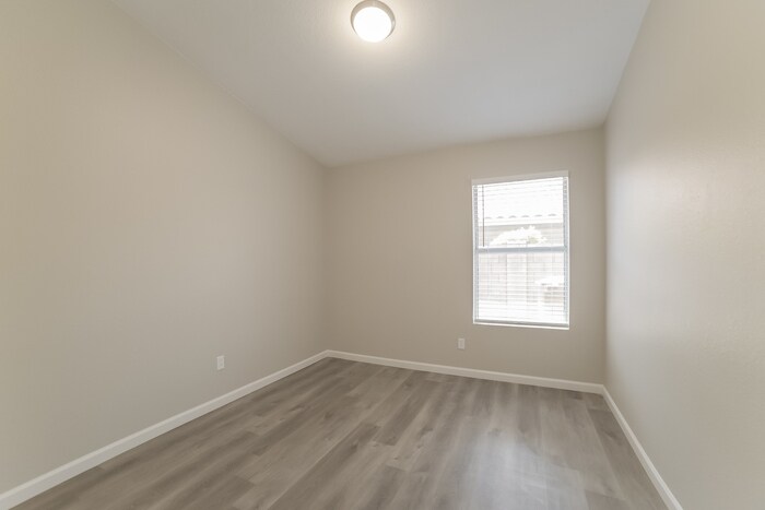 Building Photo - 9542 W Potter Dr