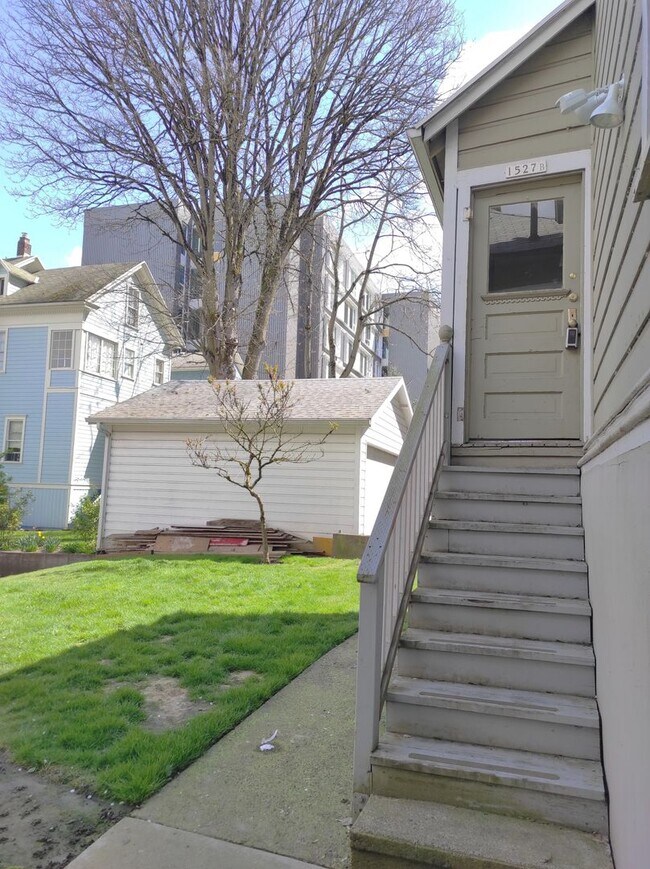 Building Photo - Charming Studio in Prime Goose Hollow Location