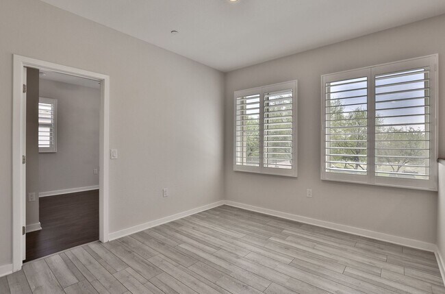 Building Photo - Gorgeous 4bed/3 bath End Unit Condo in Gil...