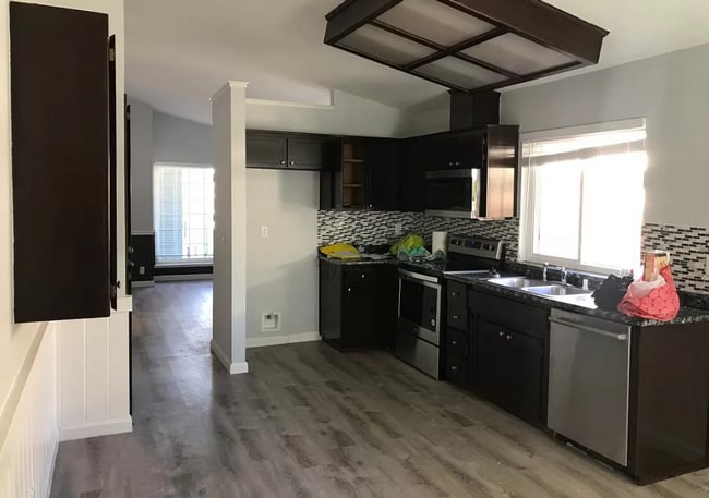 Building Photo - Close to freeway and shopping