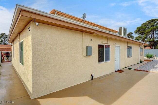 Building Photo - 7182 Acorn Ct