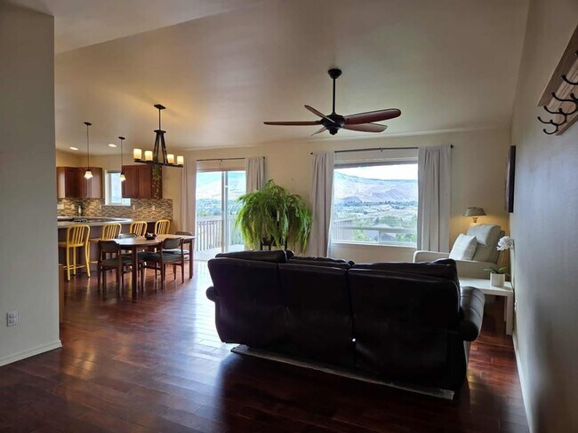 Building Photo - 3950 NE Vista del Rey Dr