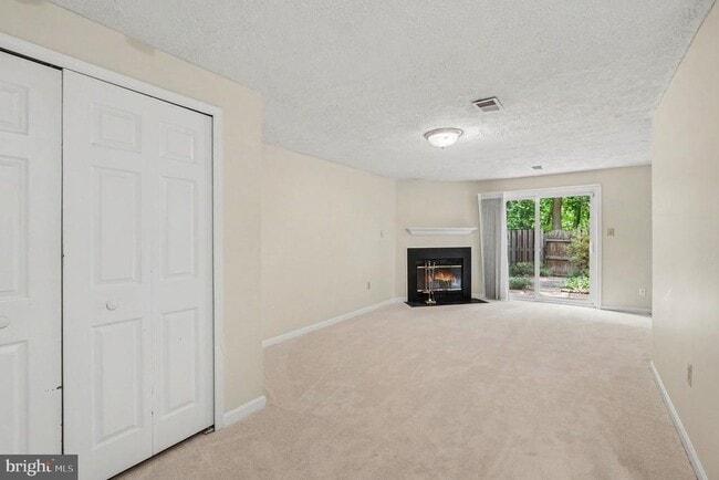 Building Photo - 15067 Maple Glen Ct