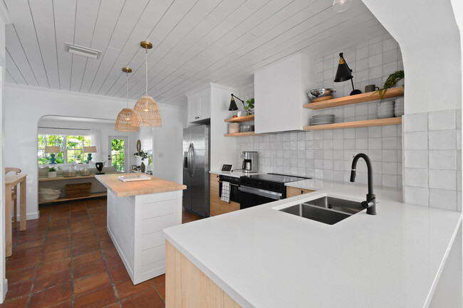 Building Photo - 815 N Ocean Breeze