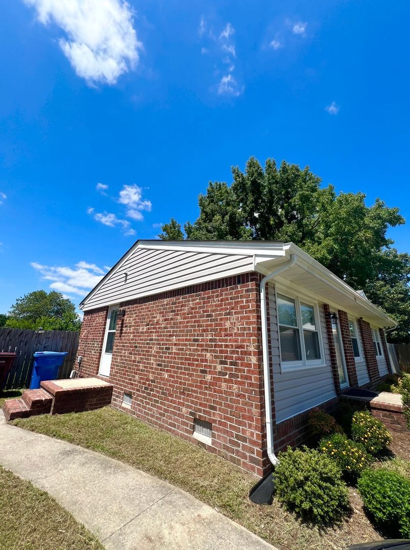 Building Photo - 908 Serf Ct