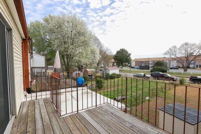 Building Photo - Bright, Updated & Prime Location!