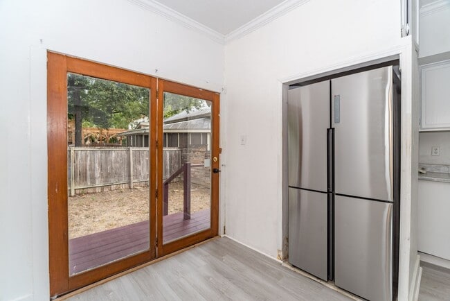 Building Photo - 2-BEDROOM COTTAGE IN TOBIN HILL