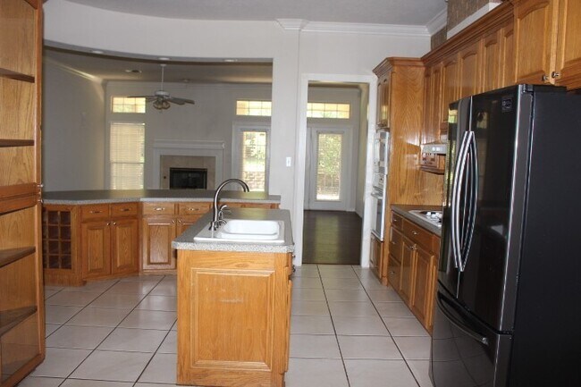 Building Photo - Great West side home located close to shop...