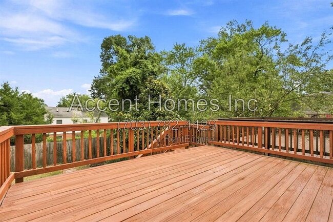 Building Photo - 2310 Riverview Terrace