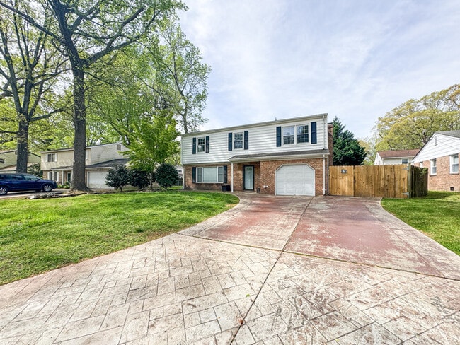 Building Photo - COME MEET YOUR NEW HOME IN KINGS GRANT!