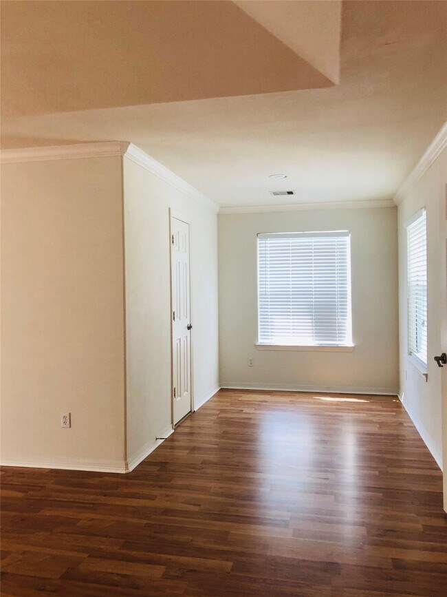 Building Photo - 2865 Westhollow Dr