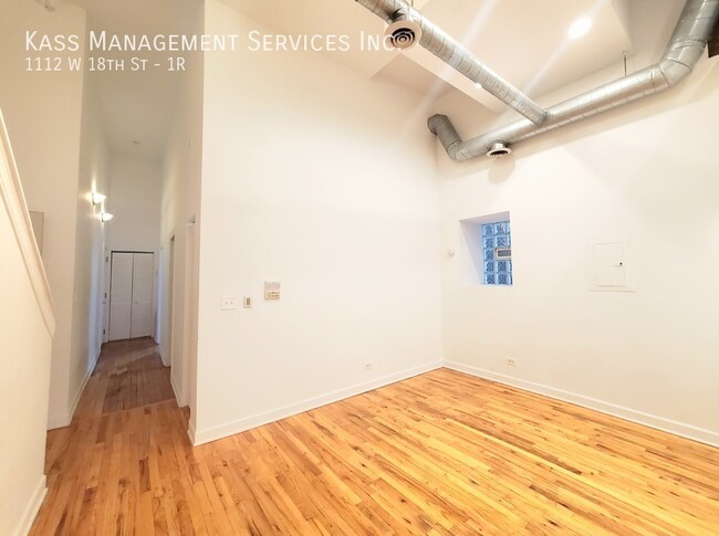 Building Photo - Spacious Pilsen 2 bedroom 1 bath with bonu...