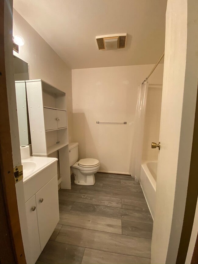 Building Photo - City of Gunnison Spacious 2 bedroom/2.5 bath!