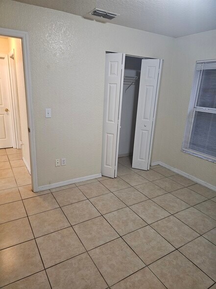 Building Photo - 523 Silver Way Dr