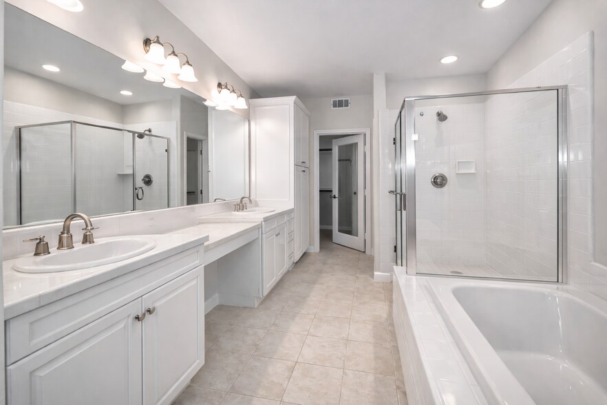 Building Photo - 33 Wonderland