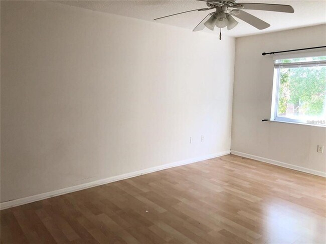 Building Photo - 1150 Carmel Cir