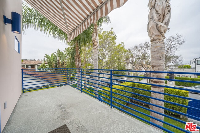 Building Photo - 848 N Las Palmas Ave