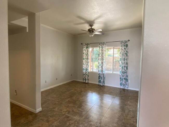 Building Photo - Beautiful Cul-de-sac 2 bedroom with study ...