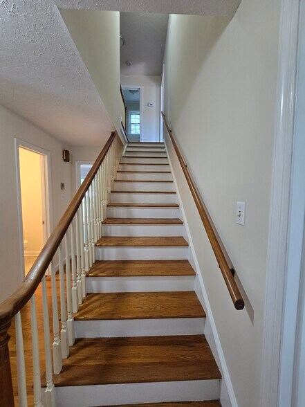 Building Photo - 205 Pinewood Dr