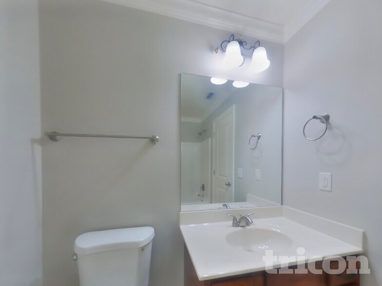 Building Photo - 1527 Dewsbury Dr