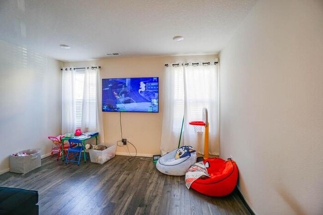 Building Photo - NEWER THREE BEDROOM WITH GARAGE