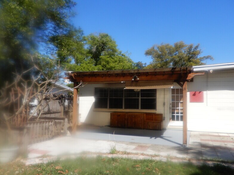 Building Photo - 1400 Corbett Ln