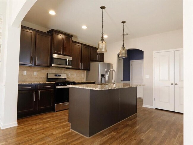 Building Photo - 204 Highland Village Ln