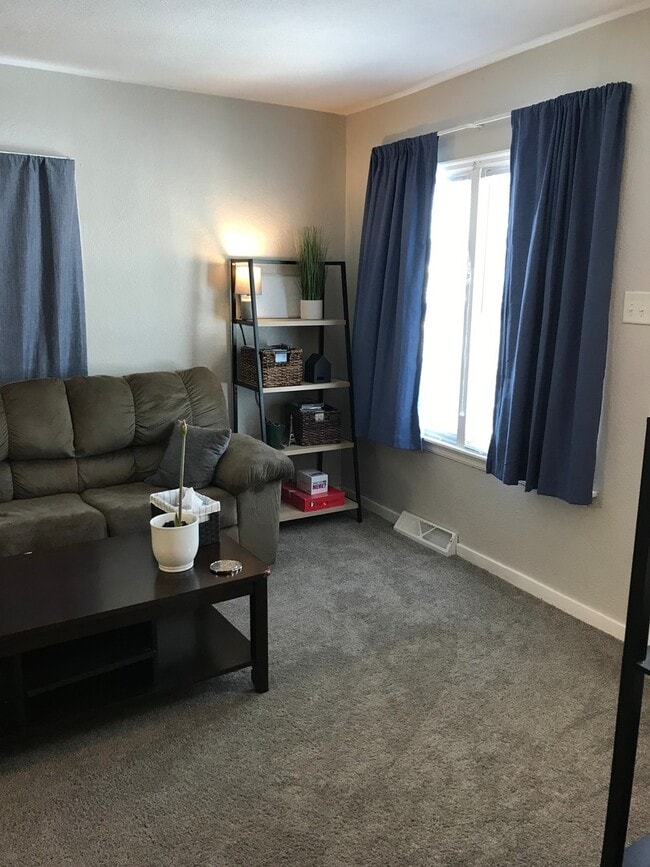 Building Photo - 3 Bedroom Single Family w/Garage & Large Yard