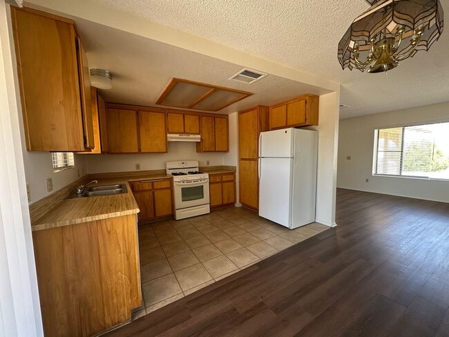 Building Photo - Welcome to this 2 bedroom 1 bath home!