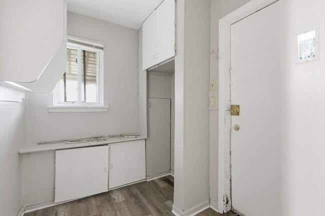 Building Photo - Huge ranch style home with Detached Section 8 Accepted