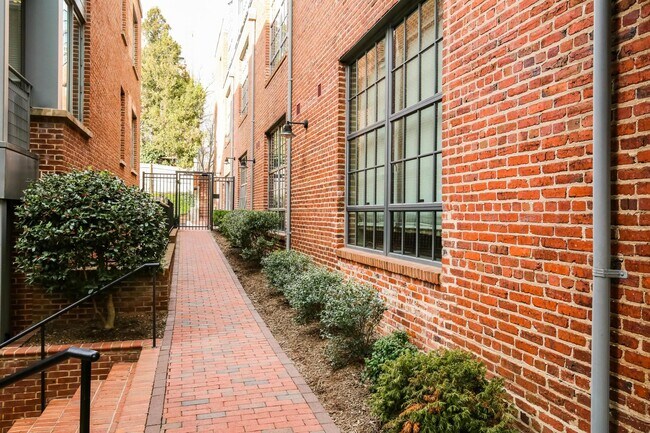 Building Photo - 2516 Q St NW