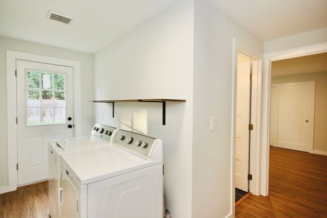 Building Photo - Beautifully Updated 1bd/1ba Sumner Duplex!