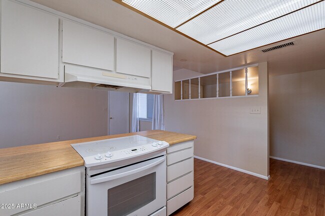 Building Photo - 2808 S Terrace Rd
