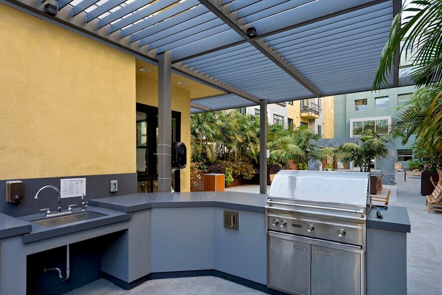 Building Photo - 889 Date St