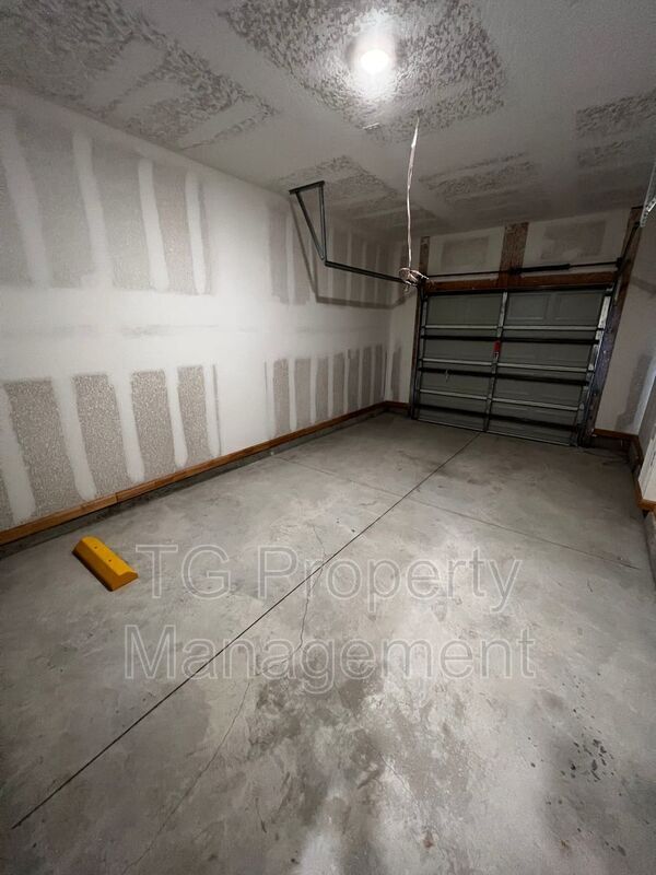 Building Photo - 70 Oarsman Xing Dr