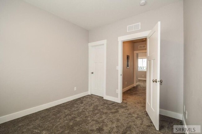Building Photo - Saturn Townhomes