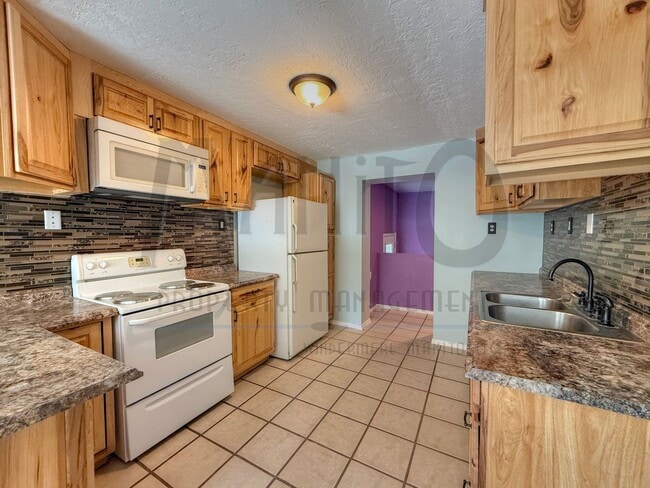 Building Photo - Spacious Dwight Merkel Home
