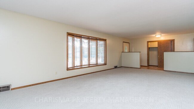 Building Photo - 1605 E 49th St