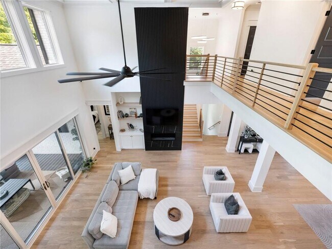 Building Photo - 566 Versailles Dr