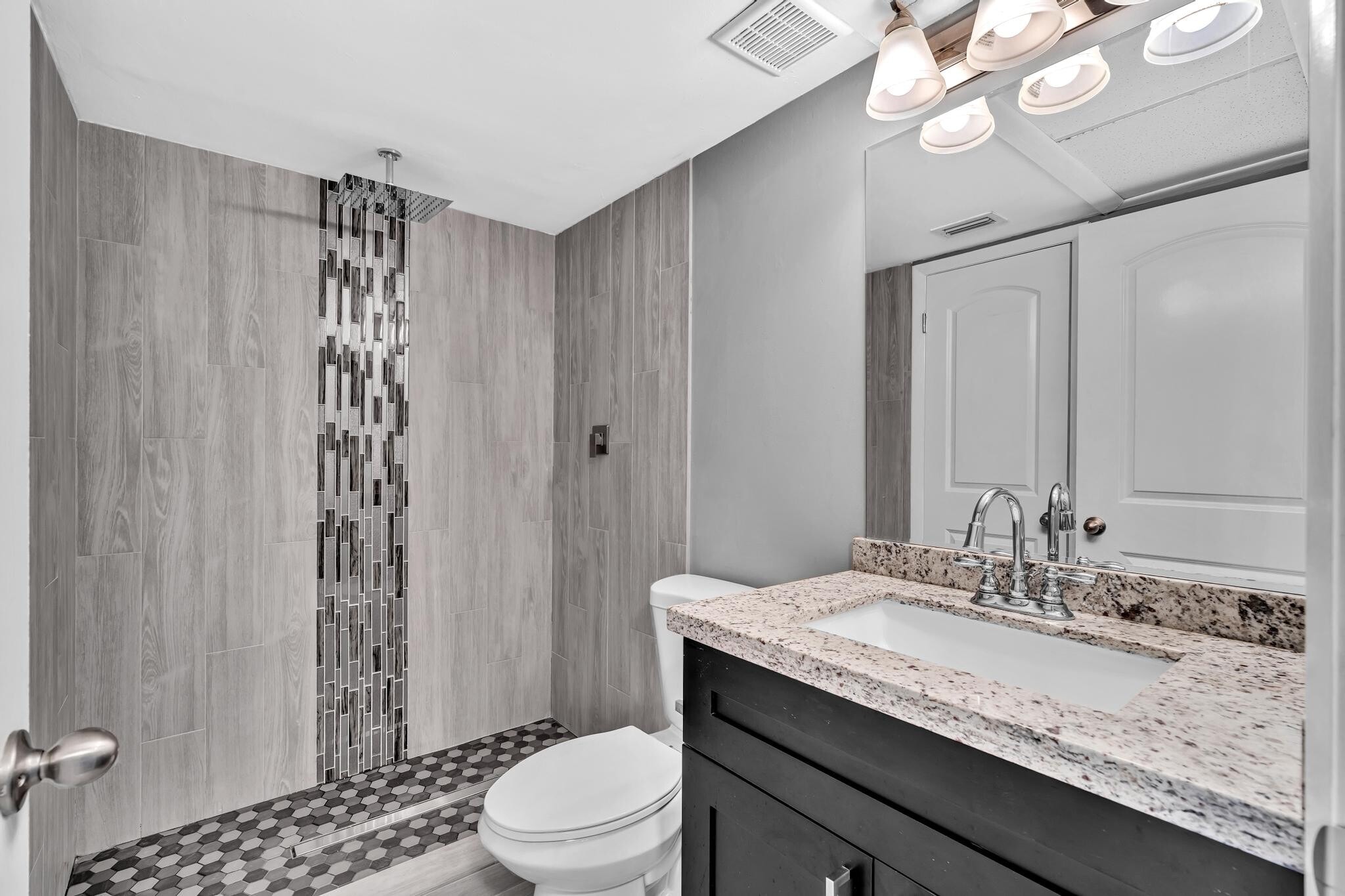 Building Photo - 2850 N Oakland Forest Dr