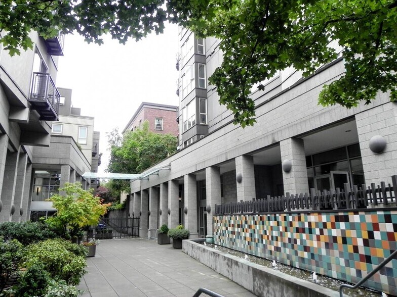 Building Photo - 1420 E Pine St