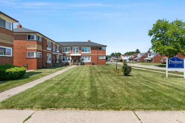 Building Photo - HUGE Updated Apartment with hardwood floors