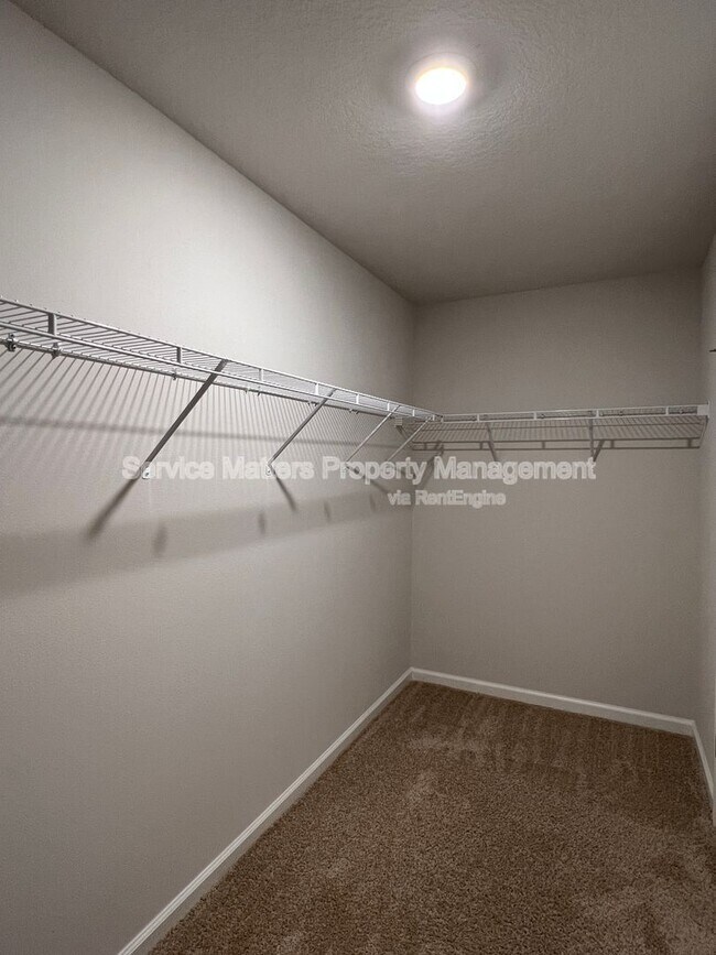 Building Photo - 7571 Oak Lake Blvd