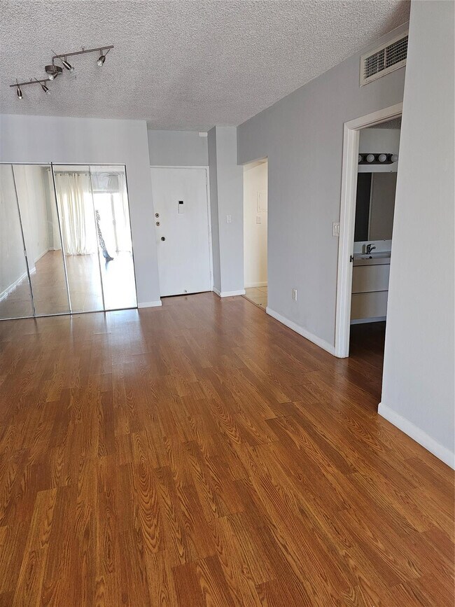 Building Photo - 500 Bayview Dr