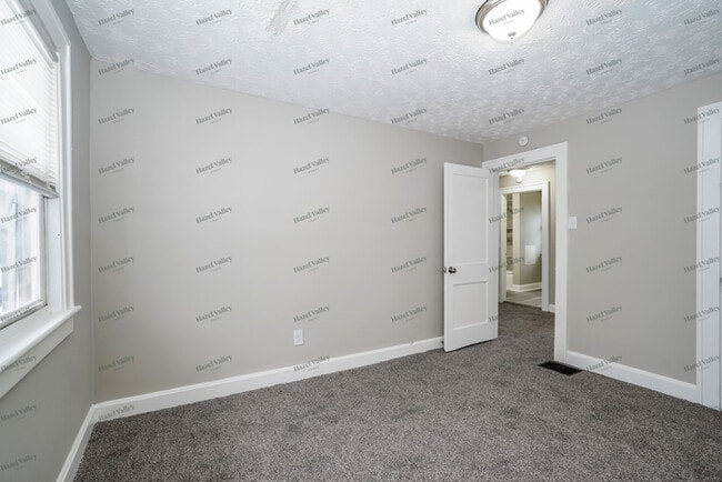 Building Photo - 1094 E 16th Ave